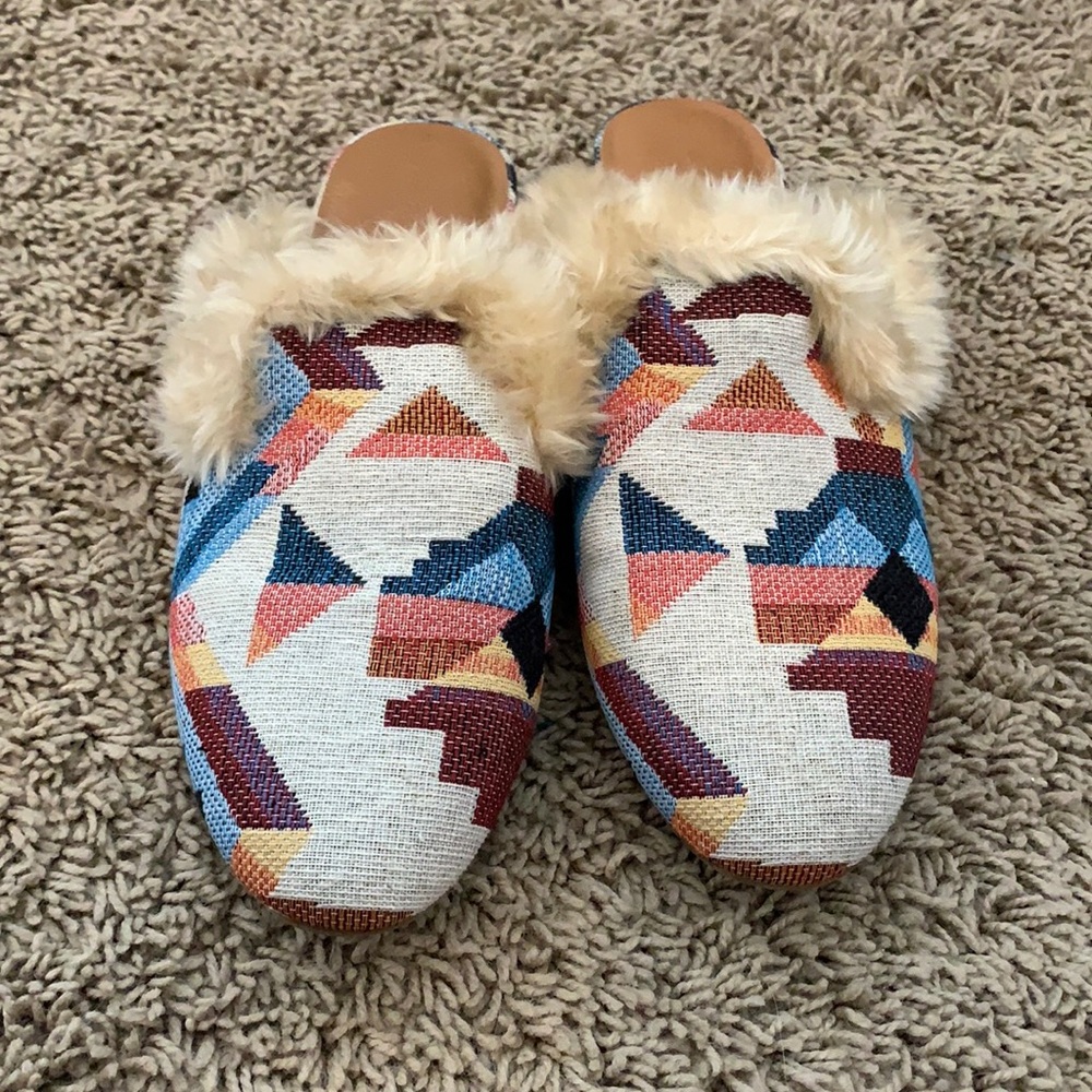 Universal thread faux fur mules